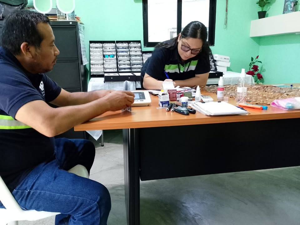 Equipo de Óptica S.O.S brindando atención personalizada