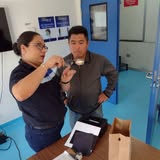 Atención personalizada a un paciente en Óptica S.O.S